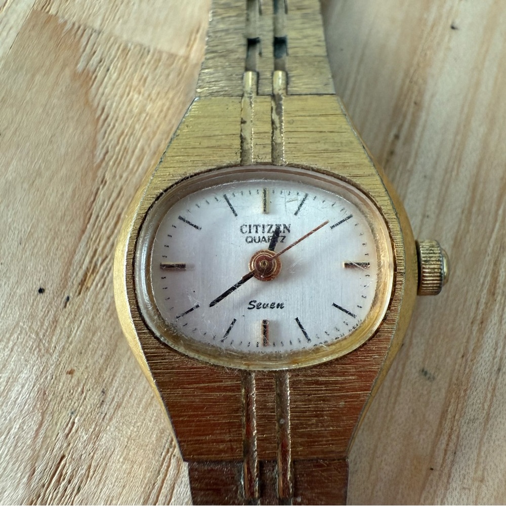 Vintage citizen seven ladies oval gold tone watch NEW BATTERY